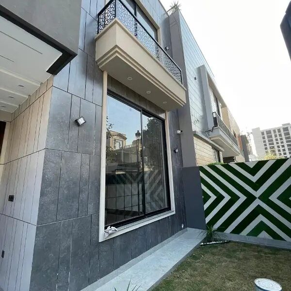 10 Marla Modern Style House